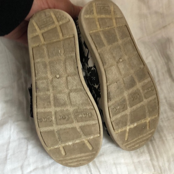 TOMS - Picture 3 of 3